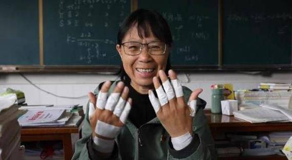 澳门城市大学研究生和张桂梅向民警求助与张桂梅向民警求助视频