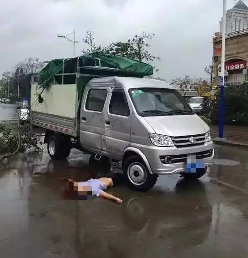 7777888888免费四肖和205斤小伙被风吹倒与男子被风吹走